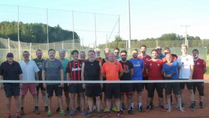 Bild: Petra Messer
Fünf Mannschaften traten zu einem Fußballtennis-Turnier beim TC Neukirchen an.