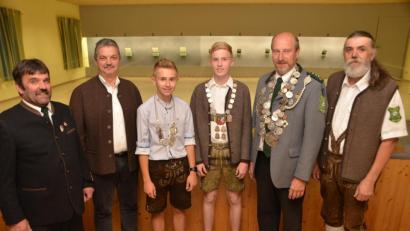 Bild: dob
Drei Könige auf einmal. Welcher Schützenverein kann das schon im Sportschützengrenzgau vorweisen. Von links nach rechts: Stellvertretender Gauschützenmeister Josef Bäumler, Bürgermeister Andreas Wutzlhofer, Gaujugendkönig Philipp Eger, Bezirksschützenjugendkönig Andreas Bäumler, Gauschützenkönig Hans Kellner und der Oberlinder Schützenmeister Peter Meier.