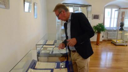 Bild: Kunz
Stadtrat Reinhold Wildenauer bestaunt in einer Vitrine die hervorragenden Zeugnisse Max Regers.