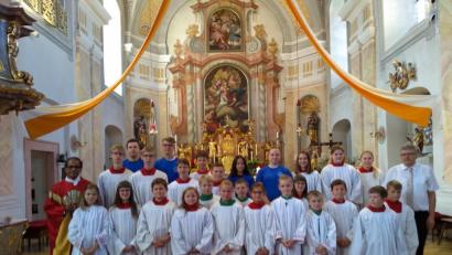 Bild: enz
Das Ministranten-Team der Pfarrei Neualbenreuth/Ottengrün mit den neuen Mitgliedern und Pfarrer George Parankimalil (links), dem Ministranten-Beauftragten Wolfgang Plonner (rechts) sowie dem Altardienst des Gottesdienstes.