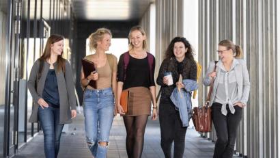 Bild: exb/OTH Amberg-Weiden
Studenten an der OTH können unbeschwert ins Studium starten: Sie werden mit dem Projekt Bon-Mint von der Hochschule unterstützt.