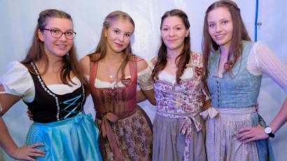Bild: do
Eine der Attraktionen der Speinsharter Dorfkirchweih ist das "Derblecken" durch die Landjugend beim Kirchweihtanz. Als junge Frohnaturen des Schalks erweisen sich diesmal Hannah Mayer, Franziska Kausler, Jasmin Kroher und Sabrina Seitz (von links).