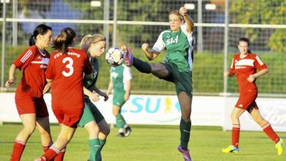 Bild: Hubert Ziegler
Melissa Lindner von der DJK Gebenbach (Zweite von rechts) geht mit vollem Einsatz in den Kampf um den Ball. Corinna Malterer vom FSV Pösing (links, Nr. 3) ist Beobachterin der Szene.