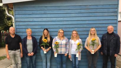 Bild: rn
Bürgermeister Peter Lehr (rechts), Alexander Roth und Leiterin Elvira Brand heißen Mintehe Ekmen, Maria Schatz, Silke Kiefer und Celina Münch (von links) als neue Mitarbeiterinnen in der Kindertagesstätte willkommen,.