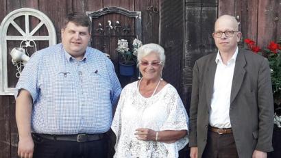 Bild: no
Gretel Geier freut sich über die Glückwünsche von Bürgermeister Dieter Dehling (links) und Pfarrer Thomas Schertel (rechts).