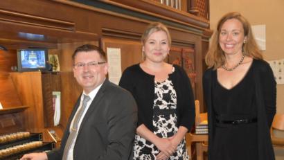 Bild: hcz
Holger Popp, Tamara-Raphaela Hirschmann und Stefanie Rüger (von links) begeistern bei der elften "musikalischen Mittagsandacht" in St. Josef.