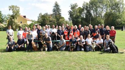 Bild: hcz
Hunde aller Rassen sind grundsätzlich als Rettungshunde verwendbar. Ob sie auch geeignet sind, das testen unter anderem Organisatorin Melanie Dirscherl (hinten, Zwölfte von rechts).