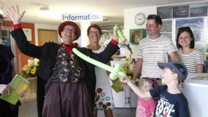 Bild: Hirsch
Zauberer und Animateure hielten vor allem die Familien mit Kindern bei Laune beim Tag der offenen Tür im Rathaus.