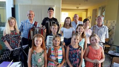 Bild: mef
Stolz präsentieren sich die Musikschüler beim kleinen Konzertabend in der Schule.