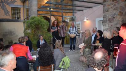 Bild: bnr
Vorsitzende Cosima Wettenzellner freute sich mit ihren Vereinsmitgliedern über die erfolgreiche Entwicklung des Vereins "NABburgtheater".