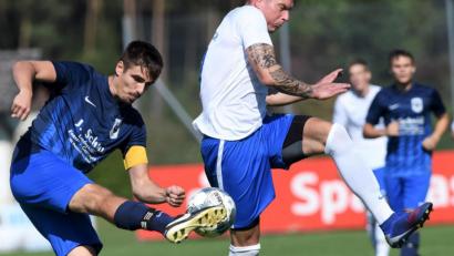 Bild: Büttner, Gerhard
Der Pressather Timo Fischer (links) klärt die Situation vor FC-Spielertrainer Florian Ruder. Der TSV Pressath kassierte in Vorbach eine 1:3-Niederlage und musste den Spitzenplatz räumen.