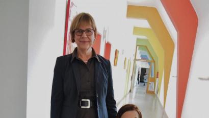 Bild: Bühner
Najla liebt das Bobby-Car. Ihre Mutter Elma (kniend) und SPZ-Chefärztin Dr. Susanne Rinnert freuen sich über die gesundheitlichen Fortschritte des Mädchens.