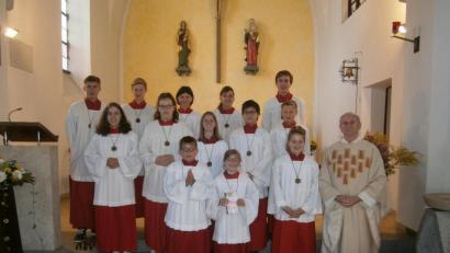 Bild: gi
Lena Liebl (vorne Mitte mit Heft) wird beim Gottesdienst in die Schar der Tröbeser Ministranten aufgenommen. Dazu gratulieren Pfarrer Josef Most und die beiden Oberministranten Johannes Eger (links oben) und Tobias Hofmeister (rechts oben).