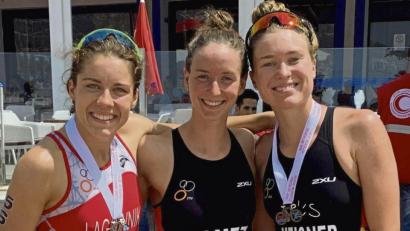 Bild: exb
Marlene Gomez-Islinger (Mitte) siegte beim Afrika-Cup-Triathlon vor der Polin Lagownik (links) und der Teamkollegin der Weidenerin, Lena Meißner.
