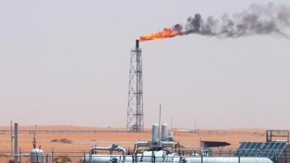 Archivbild: Ali Haider/EPA/dpa
Nach den Drohnenangriffen auf die größte Ölraffinerie in Saudi-Arabien sind die Ölpreise deutlich gestiegen.