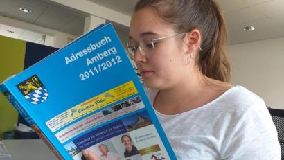 Bild: tk
So wie Michelle geht es vielen – das Amberger Adressbuch, das zu Hause oder im Job herumliegt, ist nicht mehr aktuell. Die Stadt bringt deswegen eine neue Auflage auf den Markt. Wer nicht mit Namen und Anschrift darin veröffentlicht werden will, kann das noch verhindern. Doch dafür ist nicht mehr viel Zeit.