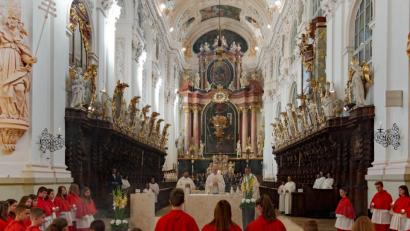 Bild: tr
Zelebriert wurde der Gottesdienst von Generalvikar Prälat Michael Fuchs und Stadtpfarrer Dekan Thomas Vogl. Gleichzeitig wurde auch die 13. Wallfahrt zum Geschändeten Heiland begangen.