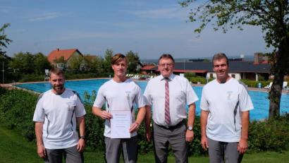 Bild: Stefanie Gradl
Bürgermeister Hans-Martin Schertl (Zweiter von rechts) und die beiden Schwimmmeisterkollegen Albert Friedrich (rechts) und Gerhard Schertl (links) gratulieren Sandro Schnellinger (Zweiter von links) zur bestandenen Prüfung. Auch ansonsten waren die Verantwortlichen mit dem Zuspruch des Freibads heuer zufrieden.