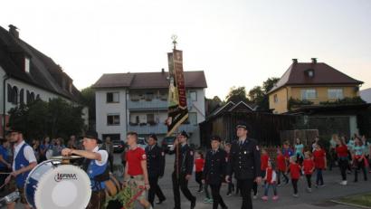 Bild: frd
Der Jubelverein des nächsten Jahres, die Feuerwehr Rottendorf marschriete zu den Klängen der Edelweißkapelle Pertolzhofen bei der Nidermuracher Feuerwehr zum Patenbitten auf.