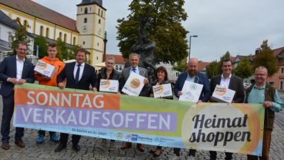 Bild: jr
Vorgestellt wurde jetzt „Heimatshoppen“, eine Initiative der IHK Regensburg. Aus dem Stiftland nehmen die Einkaufsstädte Mitterteich und Tirschenreuth teil. Auftakt ist am kommenden Wochenende in Mitterteich, beendet wird die Aktion am 27. Oktober in Tirschenreuth. Bei der Vorstellung mit dabei waren (von links) Dr. Matthias Segerer (IHK), Marcus Fürst (Tirschenreuther Inforunde), Mitterteichs Gewerbefördervereinsvorsitzender Stefan Grillmeier, Doris Rösch (Tirschenreuther Inforunde), Bürgermeister Roland Grillmeier, Hanka Richter-Bossner, Holger Paschedag (Gewerbeförderverein Mitterteich), Florian Rieder (IHK) und Gerhard Lang.