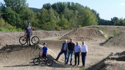 Bild: rn
Bürgermeister Joachim Neuß (rechts) führt ein Eschenbacher "Erkunderteam" durch den "Dirtpark" Auerbach.