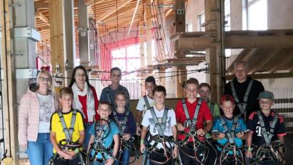 Bild: lep
Für die Kinder und Betreuer - Christine Smith, Tanja Groß, Bürgermeister Jürgen Kürzinger und Ehefrau Evelin (von links) - wird der Ausflug im Ferienprogramm zu einem schönen kurzweiligen Tag, der nach einer Wiederholung im nächsten Jahr ruft.