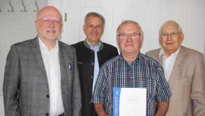 Bild: kro
Herbert Schicker wurde für 20 Jahre Mitgliedschaft beim VdK Mähring geehrt. Unser Bild zeigt (von links) VdK-Kreisgeschäftsführer Harald Gresik, Lebenshilfe-Kreisvorsitzender Roland Grillmeier, Herbert Schicker und VdK-Ortsvorsitzender Uwe-Karsten Mühlenbeck.