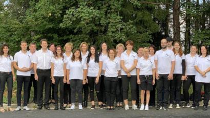 Bild: Sonja Diergarten 
Aus dem Familienbetrieb ist in den vergangenen drei Jahrzehnten ein ansehnlicher Mittelstandsbetrieb im Bereich Siebdruck im Gewerbepark auf dem Aichaberg entstanden. Im Bild (von links) Sonja und Max Diergarten mit der Belegschaft.