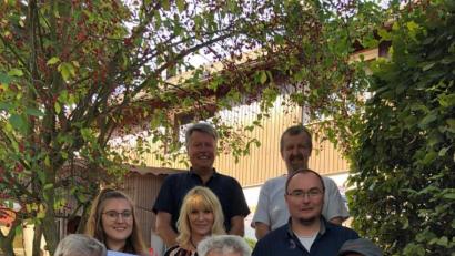 Bild: ws
Treue KSC-Mitglieder wurden beim Gartenfest ausgezeichnet. Im Bild (vorne von links) Willibald Roth (25 Jahre), Helmut Weiß (50 Jahre) und Wolfgang Fischer (10 Jahre) sowie (Mitte von links) Verena Fischer (10 Jahre), Ramona Nurtsch-Ditz (25 Jahre) und Vorsitzender Andreas Benesch und (hinen von links) Josef Fischer und Harald Friedl.