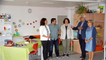 Bild: bkr
Viel Platz und Licht spenden die drei zu einem Raum zusammengestellten Container. Nicht nur die Schüler, sondern auch Franziska Schubert, Thomas Kaufmann, Claudia Schneider, Josef Hecht und Gudrun Lehner (von links) sind von dem zusätzlichen Angebot begeistert.