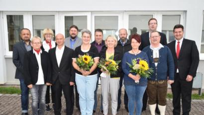 Bild: hcz
Wittilo Winter (Zweiter von rechts) ist seit 40 Jahren im Rettungsdienst des Bayerischen Roten Kreuzes tätig. Kreisgeschäftsführer Sandro Galitzdörfer (rechts) und seine Stellvertreterin Edeltraud Sperber (vorne, links) gratulierten auch den zehn Mitarbeitern, die 25 Jahre dabei sind.