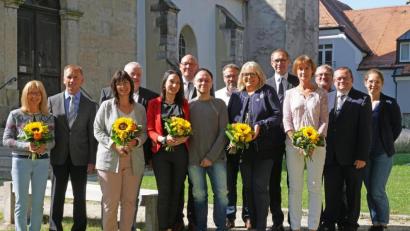 Bild: Pressestelle Stadt Marktredwitz
Dienstjubiläen bei der Stadt Marktredwitz (von links): Petra und Stefan Reichel, Tanja und Reinhard Schwintek, Olena Kahaniuk, Oberbürgermeister Oliver Weigel, Uwe Kuchenbäcker, Stadtkämmerer Markus Brand, Margit Denzner, Michael Fuchs (stellv. Leiter Ordnungsamt), Sabine Hecht, Lothar Friedmann (Leiter Hauptamt), Personalratsvorsitzender Roland Sommer und Franziska Friedrich (Leiterin Personalamt) .
