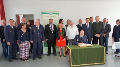 Bild: fvo
Polizeipräsident Norbert Zink (sitzend) trägt sich in das Goldene Buch der Marktgemeinde Waldthurn ein.