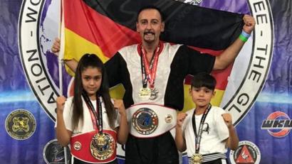 Bild: exb
Die Scorpion-Fighters Georgia Dabrowski, Nino Lourzki und Maurice Dabrowski (von links) gewannen bei der WM in Kroatien zwei Titel und holten zweimal Silber.