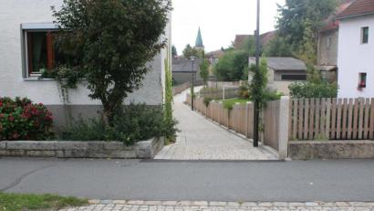 Bild: sne
Wer hier mit dem Auto durch will, braucht schon Mut. Die Verbindung von Alter Pfarrgasse und Pressather Straße ist eng und nicht für Autos gedacht.