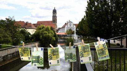 Bild: Petra Hartl
100-Euro-Scheine flattern im Wind über der Vils. Doch in Amberg gibt es nicht so viele Einkommensmillionäre wie beispielsweise in Weiden und auch im Landkreis haben nicht so viele Spitzenverdiener so viel Geld, dass sie es auf die Wäscheleine nach draußen hängen müssten.