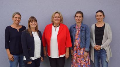 Bild: weu
Rektorin Christine Schneider (Mitte) begrüßte die neuen Lehrkräfte (von links) Britta Wagmann, Lisa Strahberger, Verena Hien und Melanie Kammerl. Katharina Schütz ist nicht im Bild.