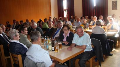 Bild: wro
Das Wiesauer Pfarrheim war bis auf den letzten Platz gefüllt. Nach den Ansprachen wartete draußen im Foyer bereits das Mittagessen.