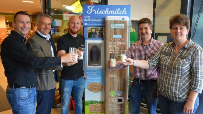 Bild: jr
Ein Prosit auf den neuen Milch-Zapfautomaten, der seit Montag im Edeka-Markt in Mitterteich steht. Von links Stefan Legat, Bürgermeister Roland Grillmeier, Marktleiter Moritz Kuhnle, Landwirt Michael Richtmann und Petra Prölß (AELF Tirschenreuth).