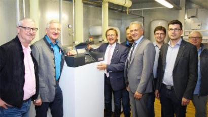 Bild: njn
CSU-Bürgermeisterkandidat Johannes Reger (Zweiter von links) und Bürgermeister Hans Donko (Dritter von links) beim Rundgang durch das Blockheizkraftwerk der Stadtwerke. Mit auf dem Bild Landratskandidat Roland Grillmeier sowie die CSU-Kreis- und Stadträte.