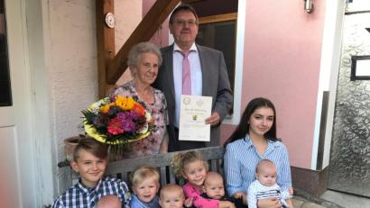 Bild: Stefanie Gradl
Nicht nur mit den Urenkeln, sondern auch mit Bürgermeister Hans-Martin Schertl feierte Ursula Dietrich ihren 85. Geburtstag.