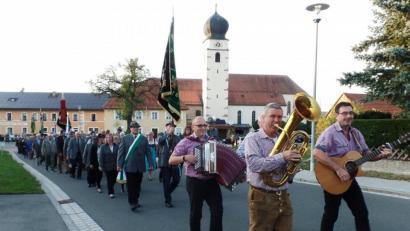 Bild: br
Angeführt vom Musikantenquartett „D`Juxer“ marschieren die Vertreter sowie Abordnungen der welt- und der kirchlichen Vereine von der Pfarrkirche zum Festplatz am Bürgerhaus in der Schulstraße.