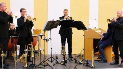 Bild: do
"Bavarian Brass" demonstriert beim Sonderkonzert in Speinshart aus Anlass des 25-jährigen Gründungsjubiläums mit einem speziellen Arrangement grandiosen orchestralen Klang.