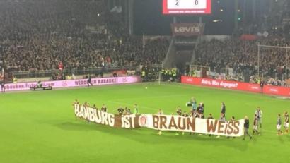 Bild: we
Hamburger Farbenlehre nach dem 2:0-Derbysieg: Die Profis des FC Sankt Pauli tragen ein Banner durchs Stadion.