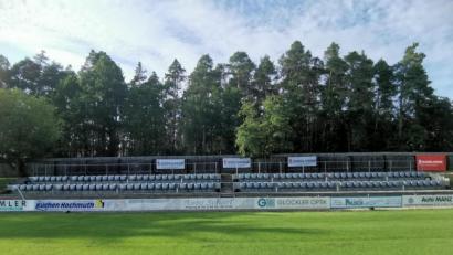 Bild: kar
Von der Allianz-Arena auf den DJK-Platz: 120 Sitze wurden aus München nach Fensterbach gebracht.