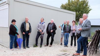 Bild: do
Zufrieden zeigt sich der Gemeinderat bei einem Ortstermin mit den Baufortschritten am kommunalen Wohngebäude. Die Arbeiten liegen im Bauzeitenplan. Allerdings beunruhigen die Kostensteigerungen, bedingt durch die überhitzte Konjunktur am Bau.