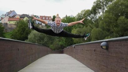 Bild: Freya Stöckl
Sebastian Wegmann hebt auch ohne Sprungbrett ab und schafft den Spagat in der Luft.