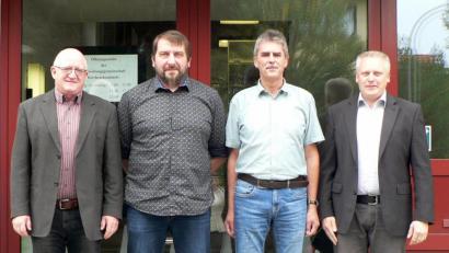Bild: lep
Bürgermeister Jürgen Kürzinger gratuliert Berthold Schmid und Michael Eisner (von rechts) zu ihren Dienstjubiläen und würdigt ihr Engagement. VG-Geschäftsstellenleiter Alfred Rauch schließt sich den Glückwünschen an.