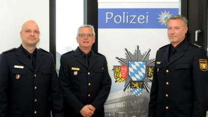 Bild: Stephan Huber
Verkehrspolizeiinspektions-Chef Friedrich Böhm (Mitte), sein Stellvertreter Joseph Decker (rechts) und Ingo Witte, Leiter der Autobahnpolizei Schwandorf, erläutern die Verkehrsstatistik 2018.
