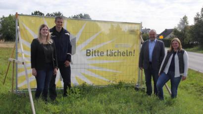 Bild: ral
Die beiden Vertreter der kommunalen Verkehrsüberwachung, Sandra Schmidt und Peter Meßmann (von links) stehen vor einem der Banner, die schon seit Wochen auf die Verkehrskontrollen hinweisen. Bei einem Termin mit (von rechts) Ramona Baar von der Verwaltung Schmidgaden und Bürgermeister Josef Deichl wurde Bilanz gezogen.